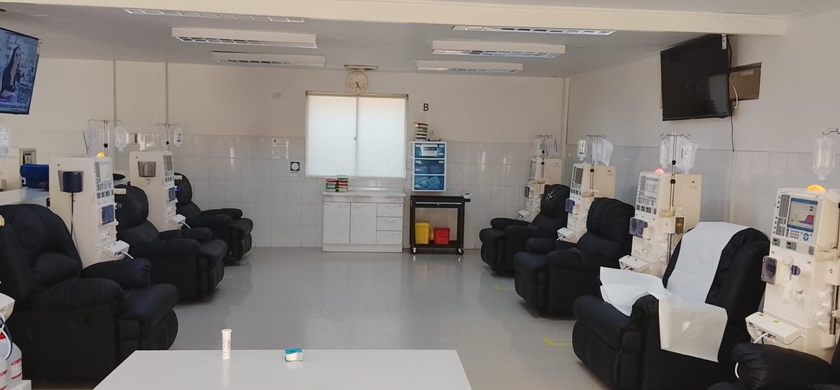 Sala de di&aacute;lisis de Vidial Coihueco, con sillones y m&aacute;quinas de hemodi&aacute;lisis